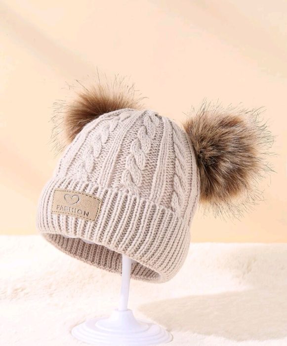 Czapka zimowa z pomponami w kolorze beżowym 1,5 roku - 3 lata