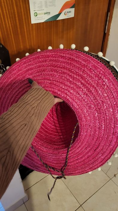 Chapéu mexicano com pompos