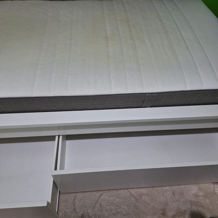 Łóżko z  materacem