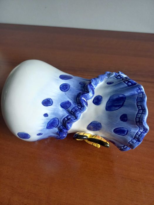 Wazon ceramika porcelana ozdobna z motylem.