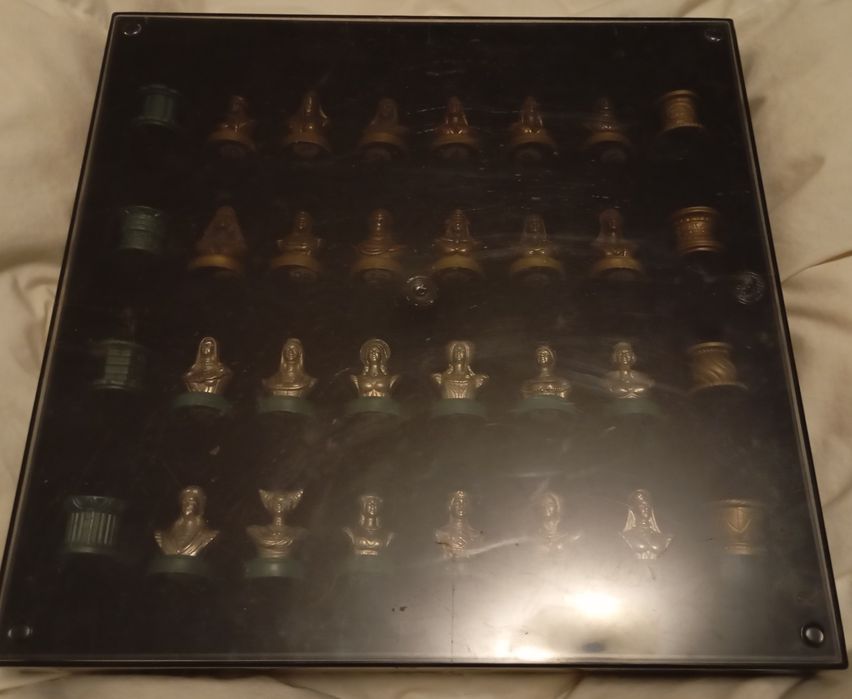 Tabuleiro de damas com peças em metal e tema de mouros vs cristãos