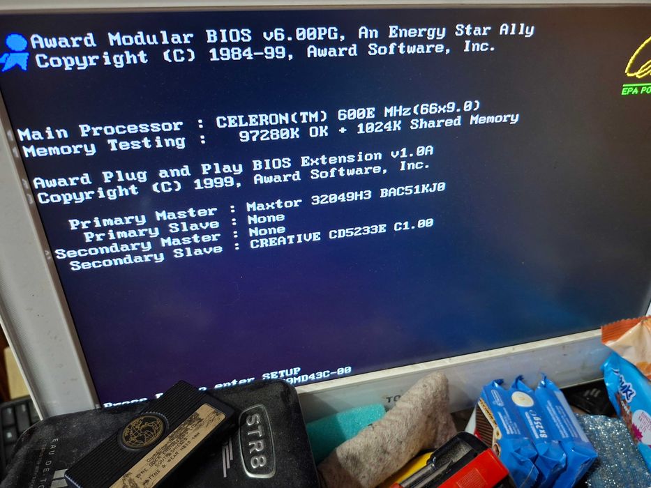 Stary retro komputer stacjonarny Creative