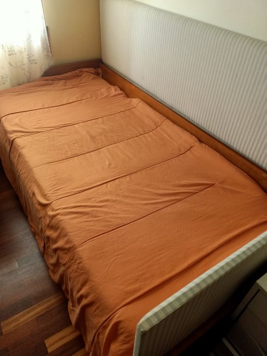 Cama individual em madeira cerejeira com segunda cama mais estrados