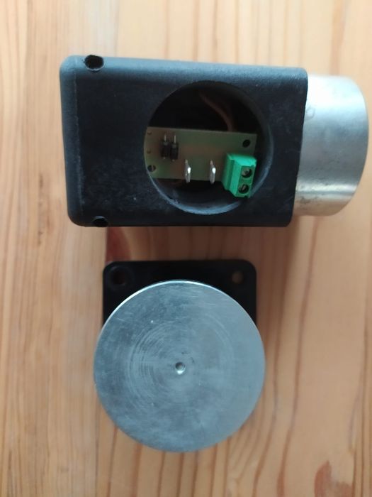 Elektrotrzymacz drzwiowy podłogowy ELFRI chwytak elektromagnetyczny