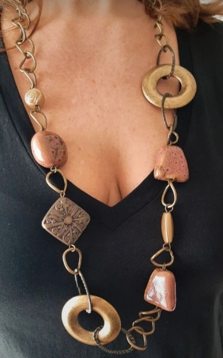 Colar em metal com pedras