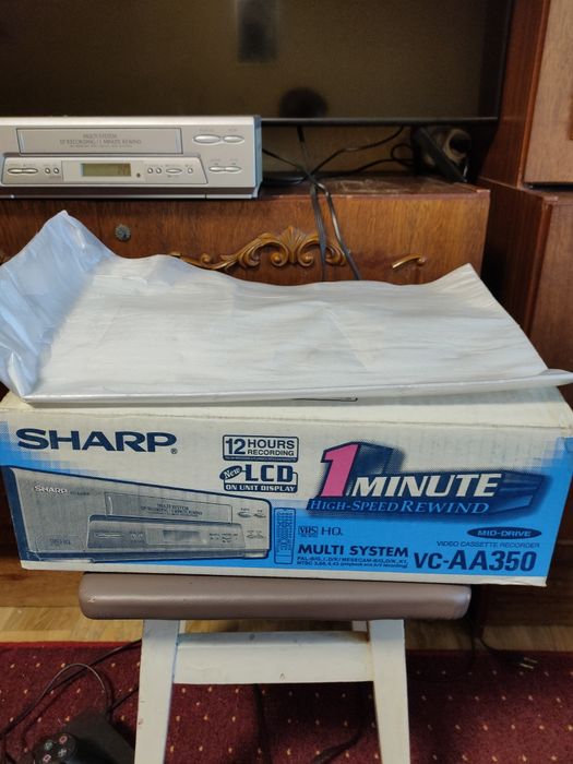 Видеомагнитофон Sharp и 30 касет