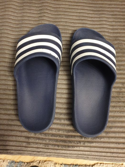 Klapki kompielowe firmy Adidas długość wkładki 24 cm.