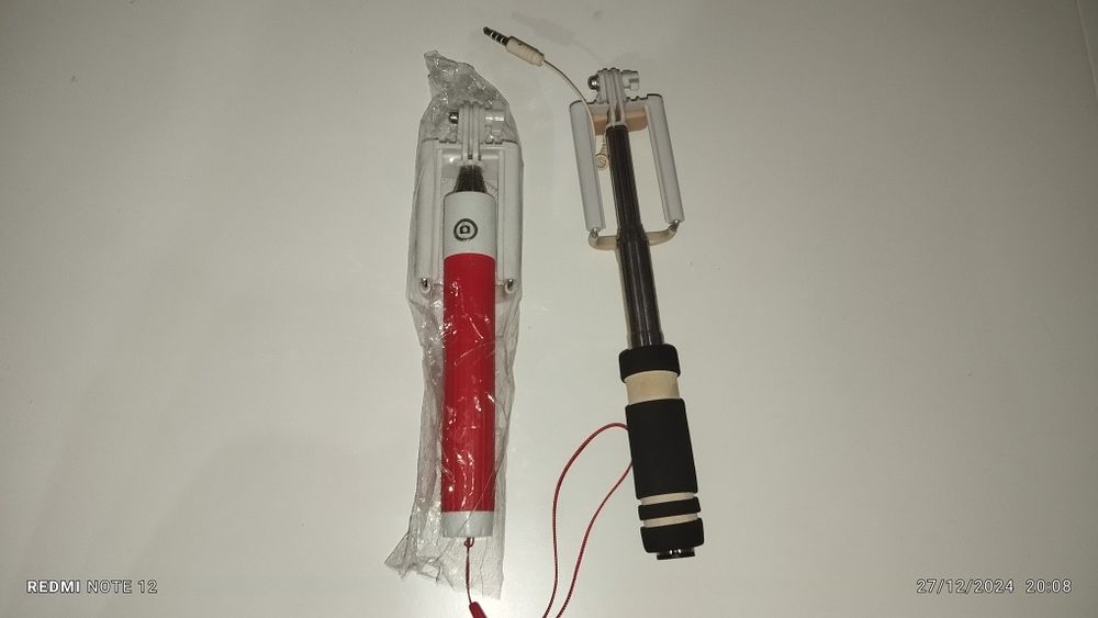 2 selfie sticks. Um como novo