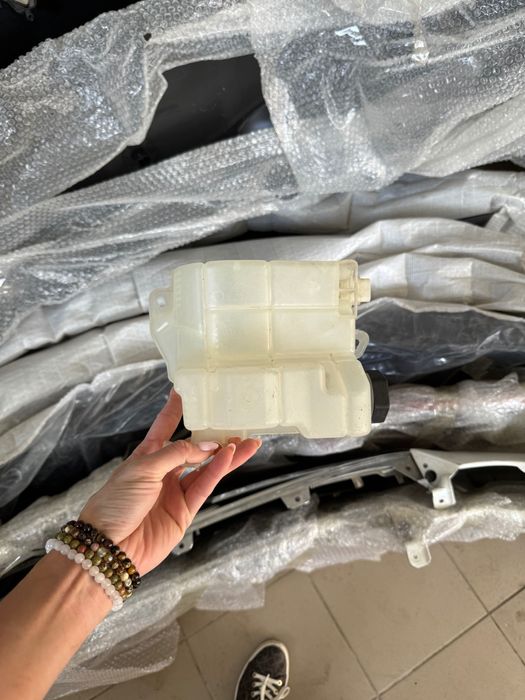 Бочок омывателя Tesla model 3