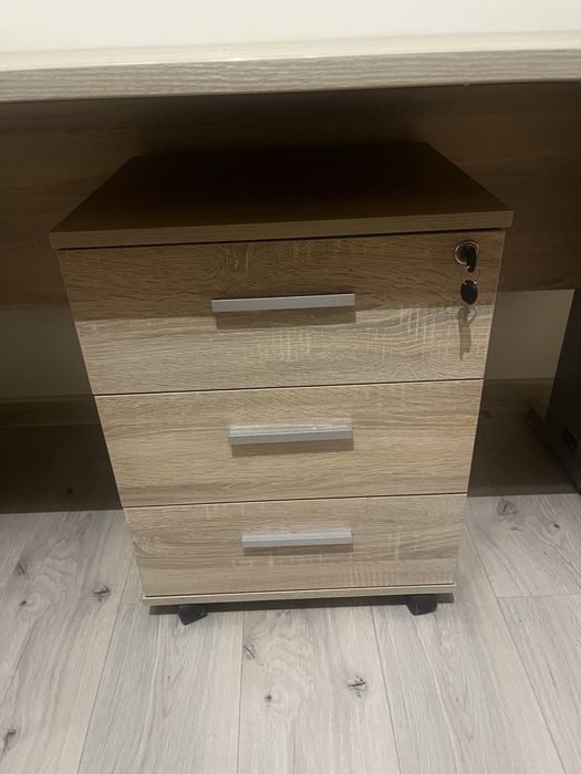 Regulowane biurko z szafką