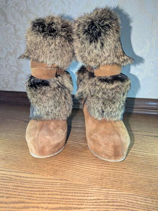 Жіночі зимові черевики Grossi на танкетці з натуральної замші і хутра.