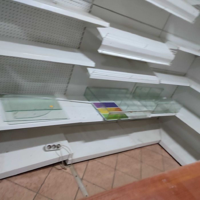 Продам торгове обладнання .