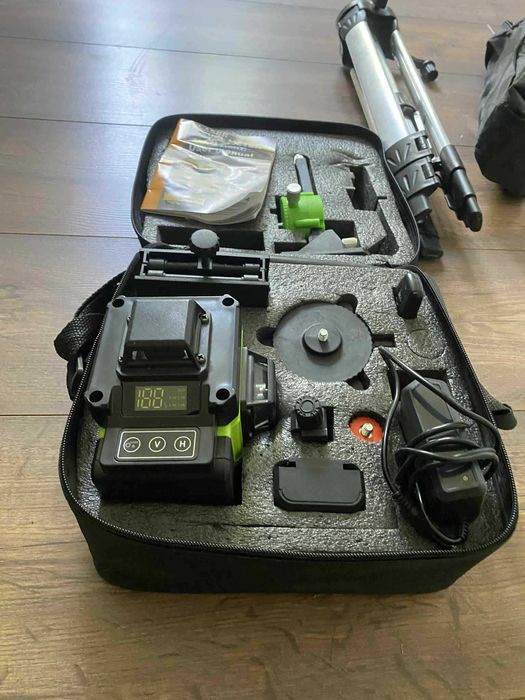 Laser budowlany z nogami