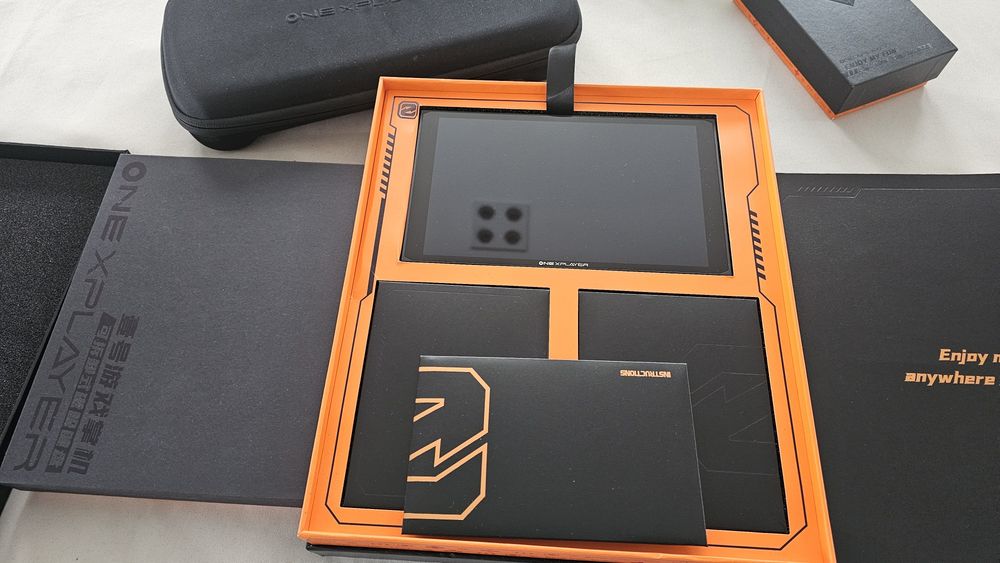 One X Player 2 pro - 8840u - 32GB - 2TB + Akcesoria