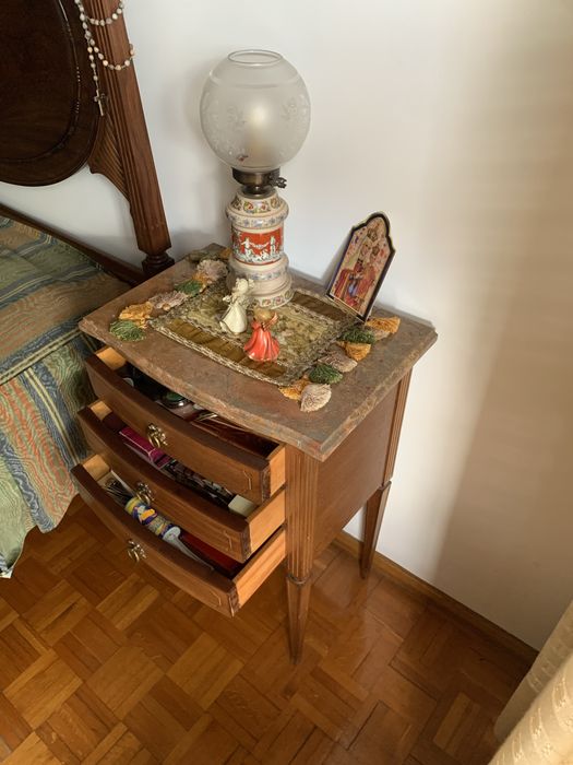 Cama e mesas de cabeceira