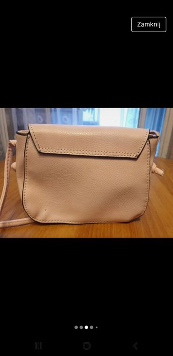 Mała torebka w kolorze pudrowego różu