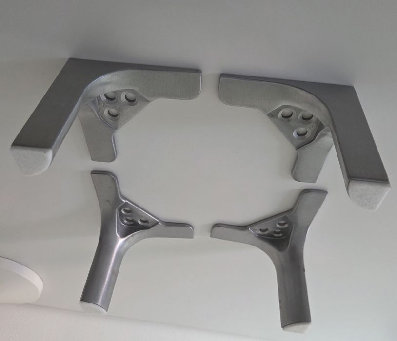 4 Pes de metal para móvel / aparador. Elegantes Ikea