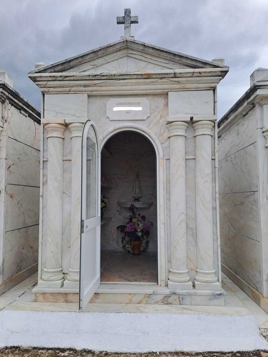 Vendo Jazigo 8 Caixões