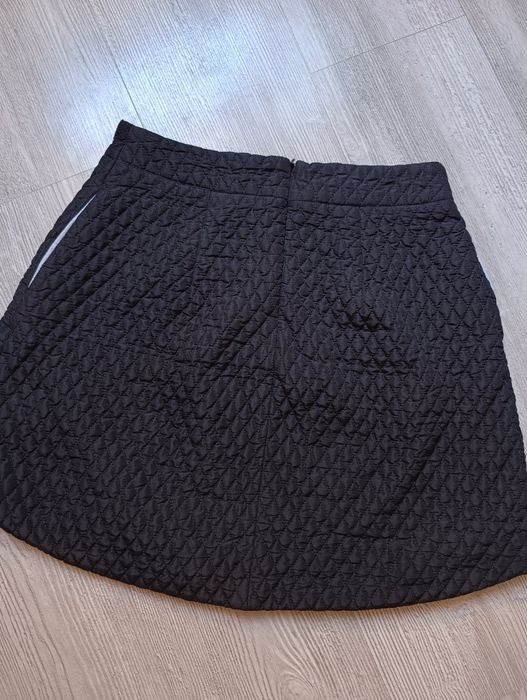 Czarna spódniczka pikowana, ukryte kieszenie 38