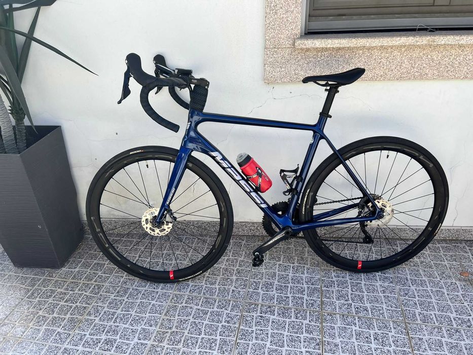Biciclea de estrada em carbono.