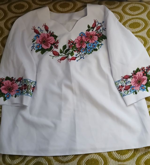 Вишита бісером жіноча вишиванка.