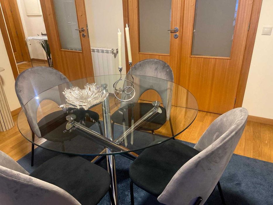 Mesa de Jantar Redonda em Vidro + 4 Cadeiras Estofadas