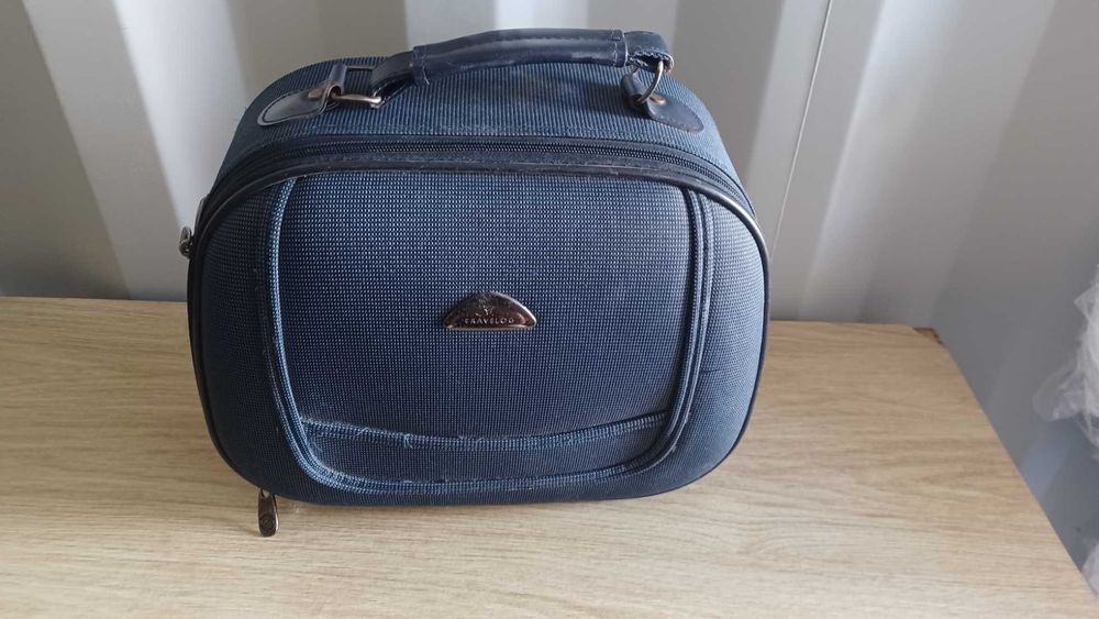 Kuferek podróżny na kosmetyki granatowy