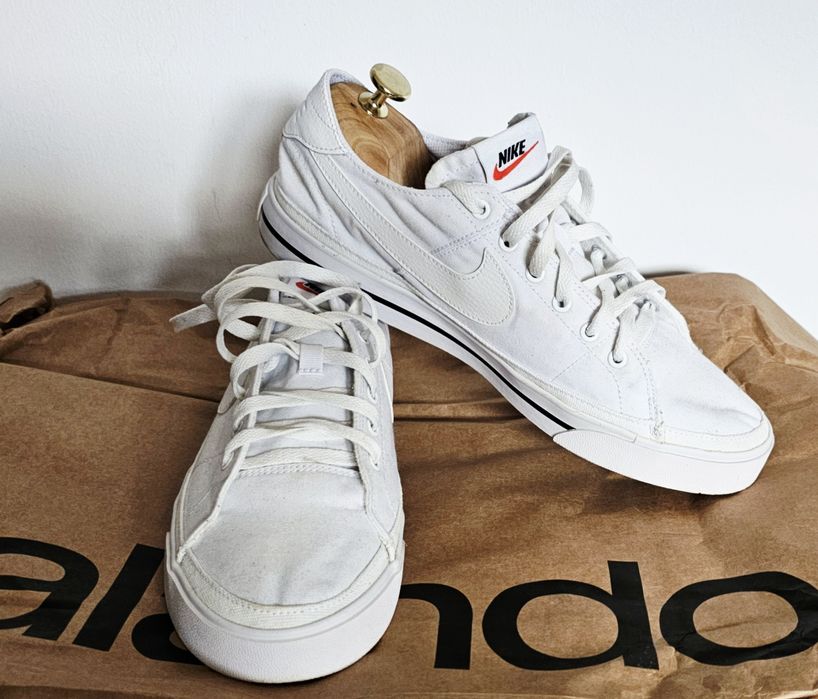 Klasyczne białe sneakersy Nike