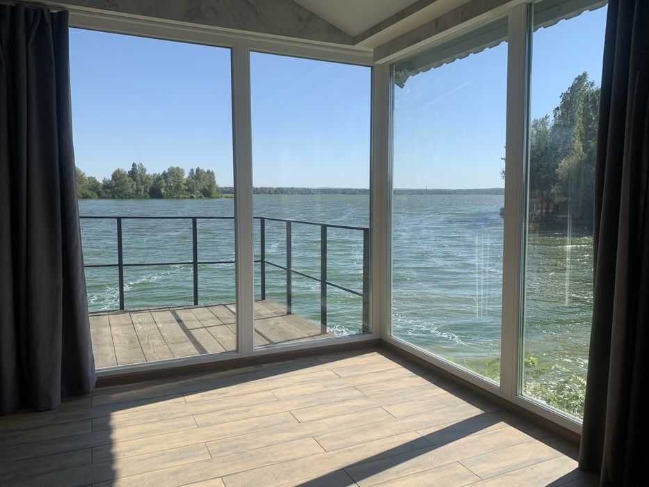 Будинок на березі Дніпра подобово на 1 Перемозі Світло є!!. Лазня,Чан.