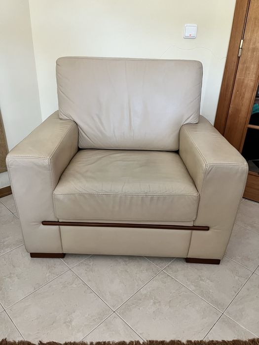 Conjunto Sofá pele+Cadeirão