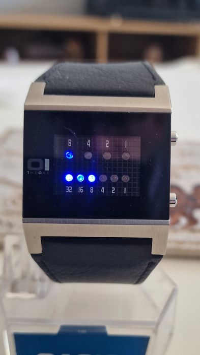 Zegarek binarny The One.