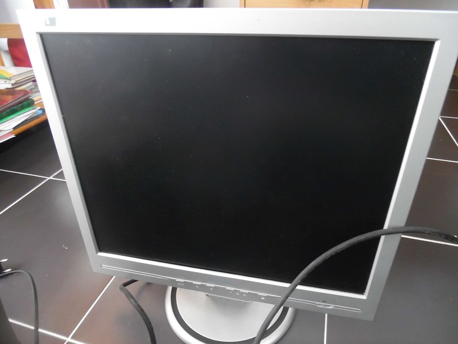 Lote Informático, Monitor, teclado, impressora, Colunas som etc