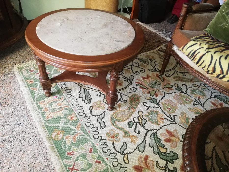 Mesa com tampo em Mármore