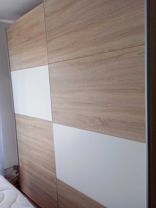 Cama e roupeiro de quarto