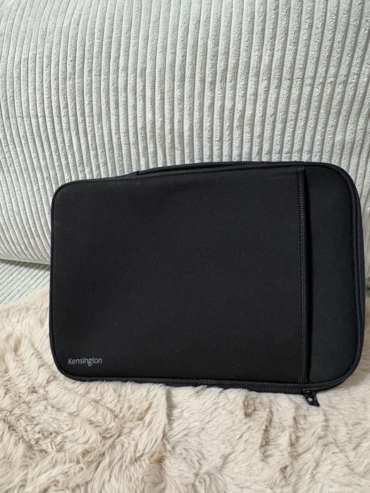 czarne uniwersalne etui na laptopa tablet Kensington