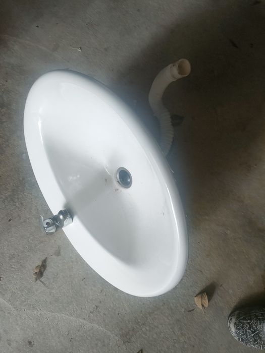 Lavatório oval com uma torneira