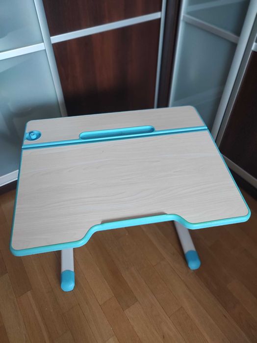 Stolik dziecięcy ze schowkiem i regulowaną wysokością