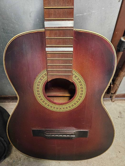 Futerał z starą gitarą