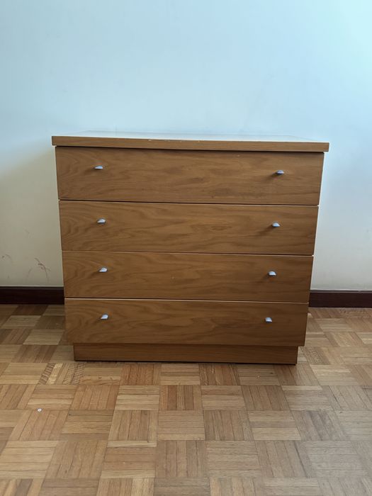 Comóda em madeira maciça