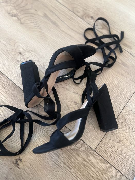 Sandały na obcasie czarne zamsz wiązane Vices 36