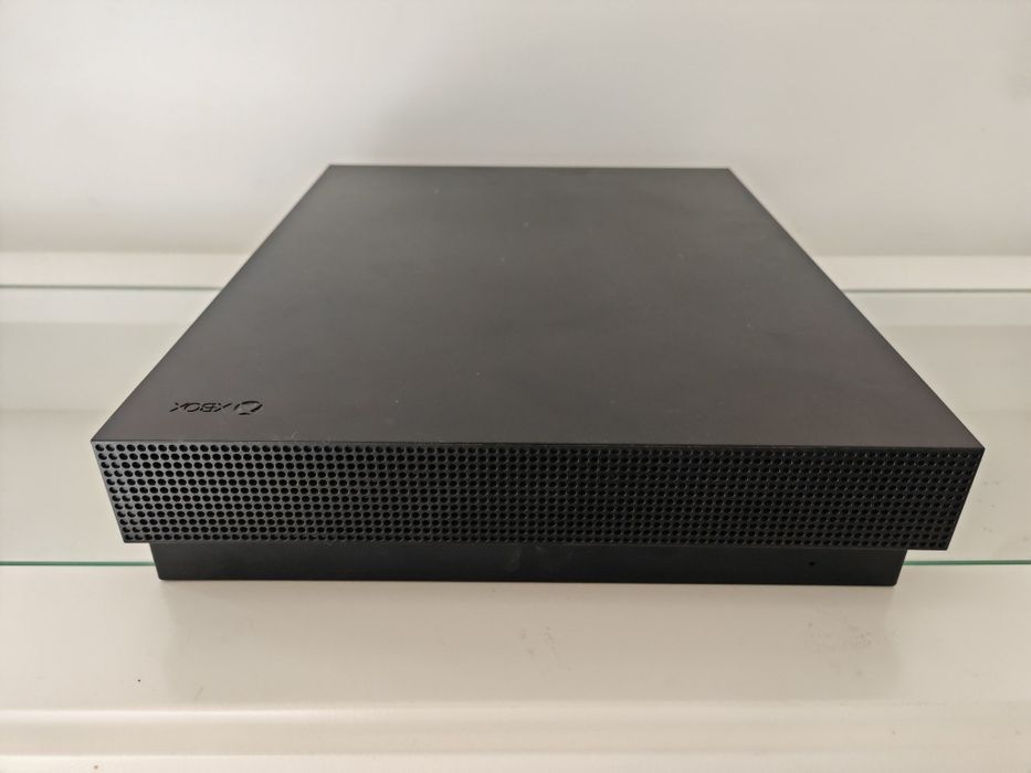 Xbox One X 1TB + Controller