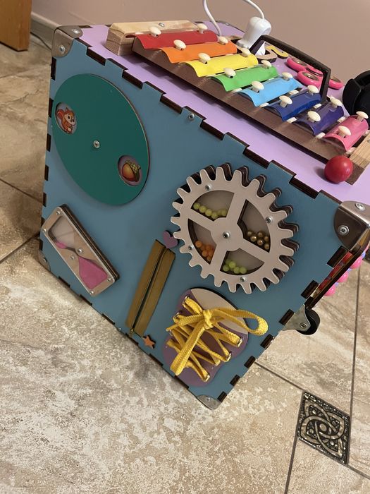 Дитячий бізікуб.