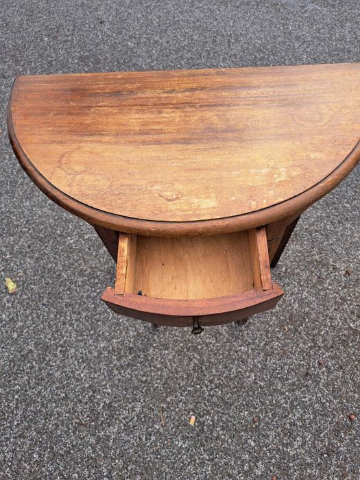 Mesa de apoio meia lua de madeira