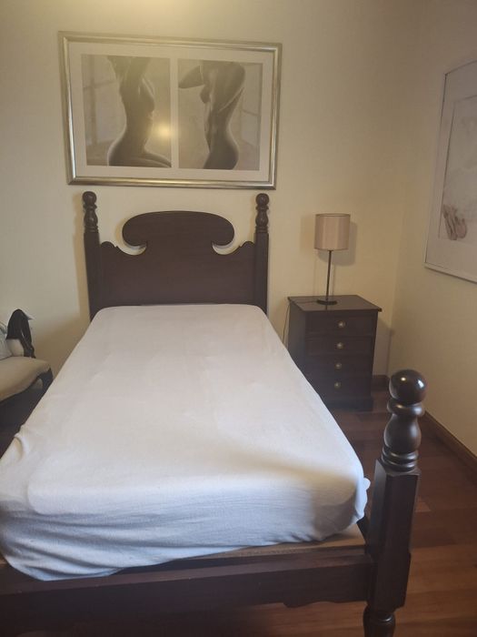 Cama de madeira  em belíssimo estado