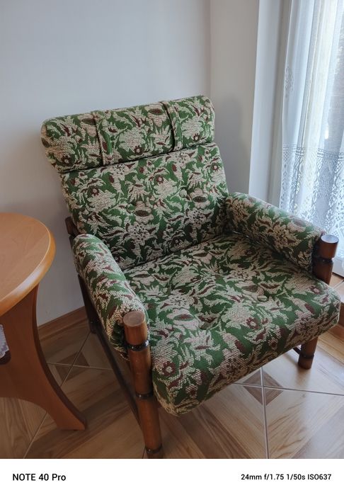 Fotel nieduży zgrabny