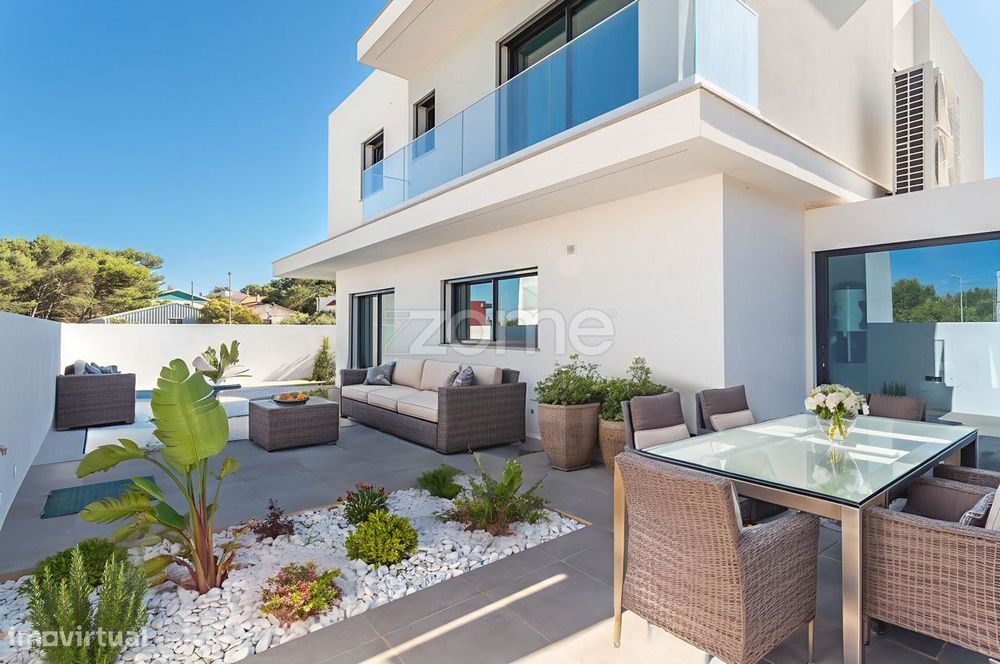 Moradia T4 nova, localizada em Murches, Cascais, com jardim e piscina.