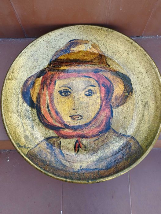 2 pratos do pintor Paulino Ramos de Évora (em talha de ouro)
