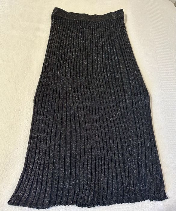 Saia de malha preta e dourada