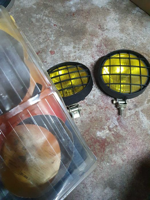 Vendo um par de ópticas para carro ou gipe de cor amarela