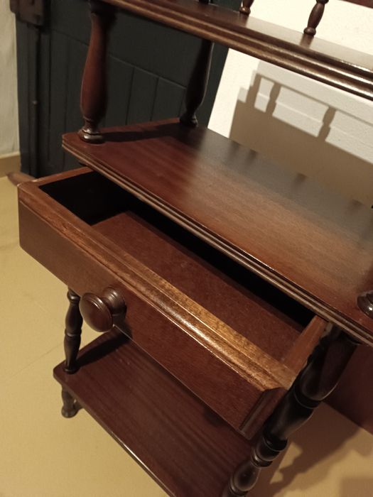 Móvel de apoio com gaveta